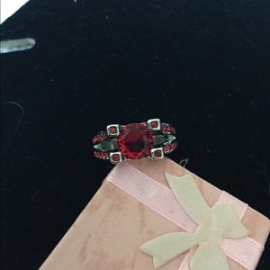 Sterling silver ring with red gems stones